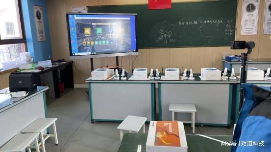 学：VR课堂让学习身临其境麻将胡了金华市罗埠中心小(图1)