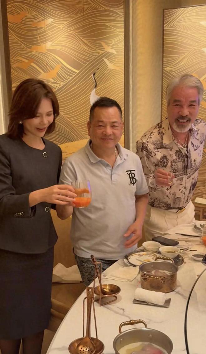 参加晚宴身边无大佬美女服务员疑喝水应付麻